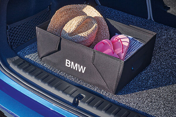 BMW Faltbox Schwarze BMW Faltbox mit Hut und Strandsachen im Kofferraum.