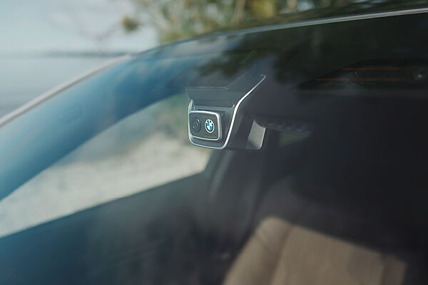 BMW Advanced Car Eye BMW Kamera an der Innenseite einer Windschutzscheibe.