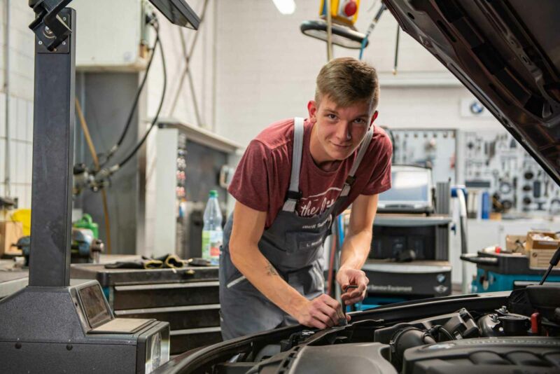 Ihre BMW Werkstatt | BMW Originalersatzteile | langenhan-gruppe.de | BMW Werkstatt Gotha ✓ Eisenach ✓ Mühlhausen ✓ | Mach deine Ausbildung bei Langenhan! Werkstatt, Service und Originalteile – alles an einem Ort
