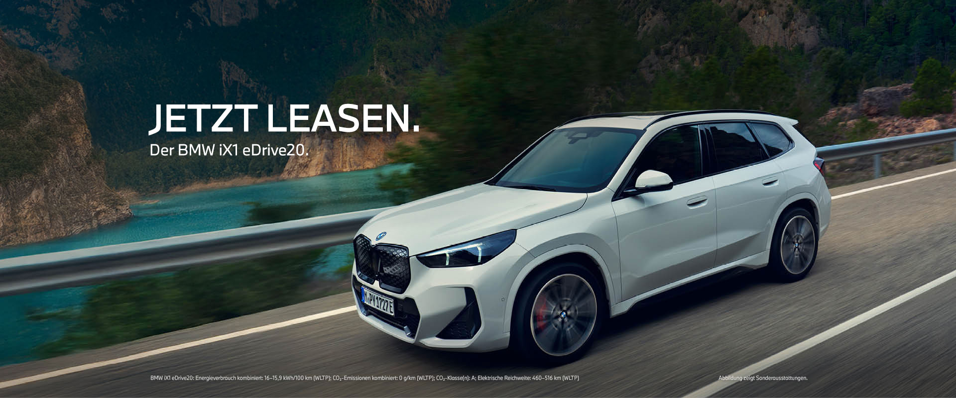 BMW iX1 eDrive20 – Leasing Weißer BMW iX1 in schräger Frontansicht auf einer Straße; eingeblendet ist „Jetzt leasen“.