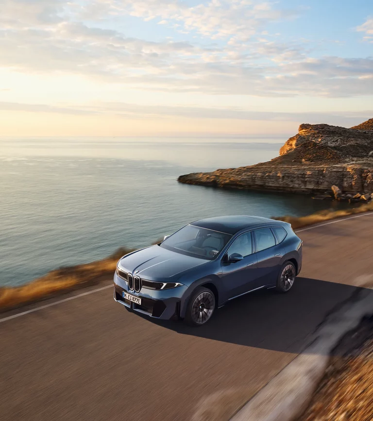 BMW iX3 Neue Klasse – Fahrbild an der Küste BMW iX3 Probefahrt auf der Landstraße