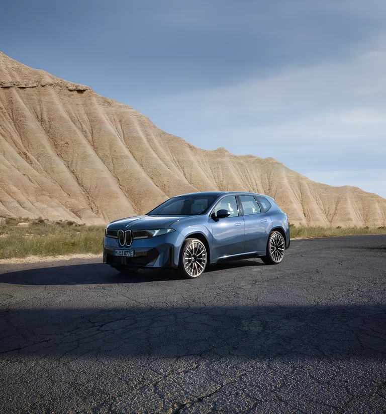 BMW iX3 Neue Klasse – Front-Seitenansicht BMW iX3 vs Tesla Model Y Vergleich