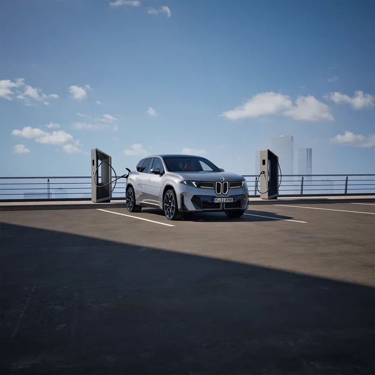 BMW iX3 Neue Klasse – Front- und Seitenansicht BMW iX3 und Audi Q6 e-tron im Direktvergleich