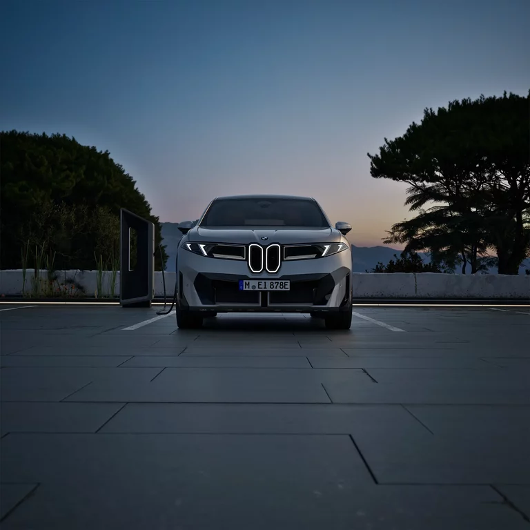 BMW iX3 Neue Klasse – Frontansicht bei Abendlicht BMW iX3 Dienstwagen mit 0,25-Prozent-Regelung