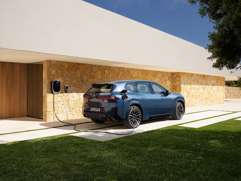 BMW iX3 Neue Klasse – Heck- und Seitenansicht BMW iX3 Batterietechnologie und Aerodynamik der Neuen Klasse