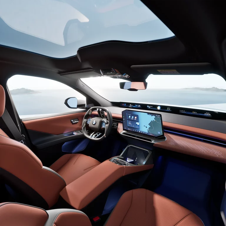 BMW iX3 Neue Klasse – Interieur mit Panoramadach BMW iX3 Panoramic iDrive Cockpitansicht