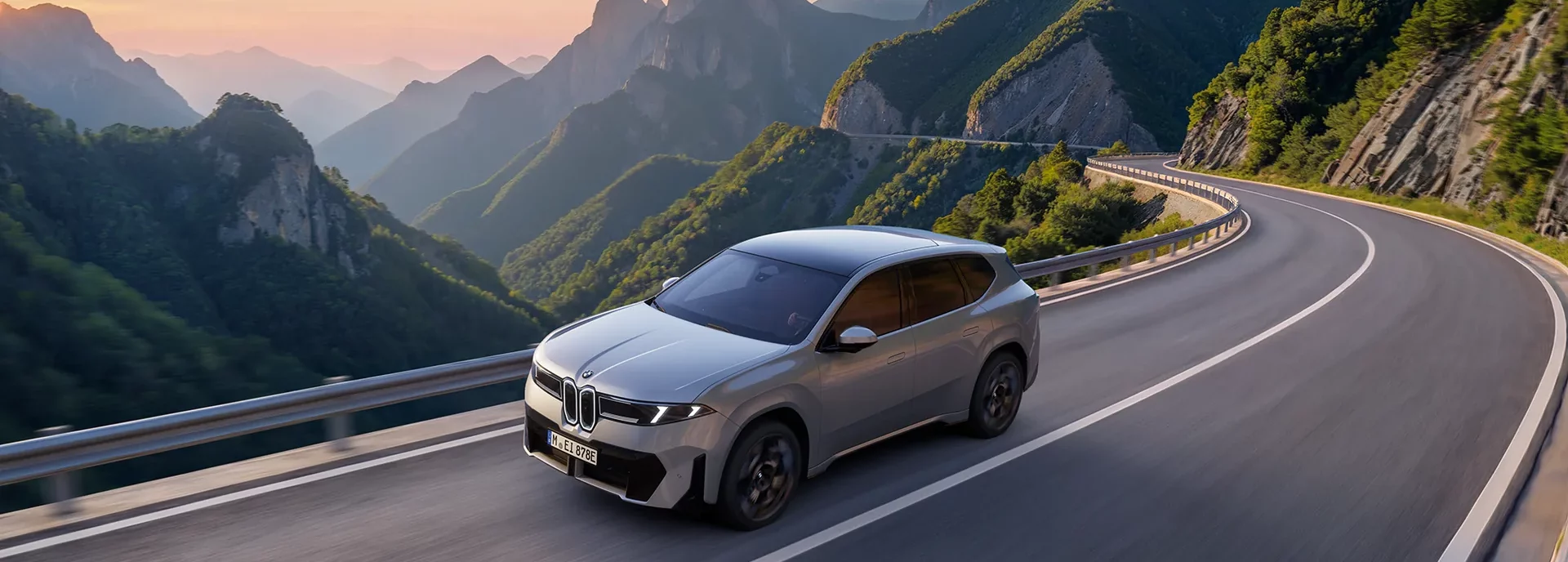 BMW iX3 Neue Klasse – Kurvenfahrt auf der Bergstraße BMW iX3 Fahrzeugübergabe in Thüringen