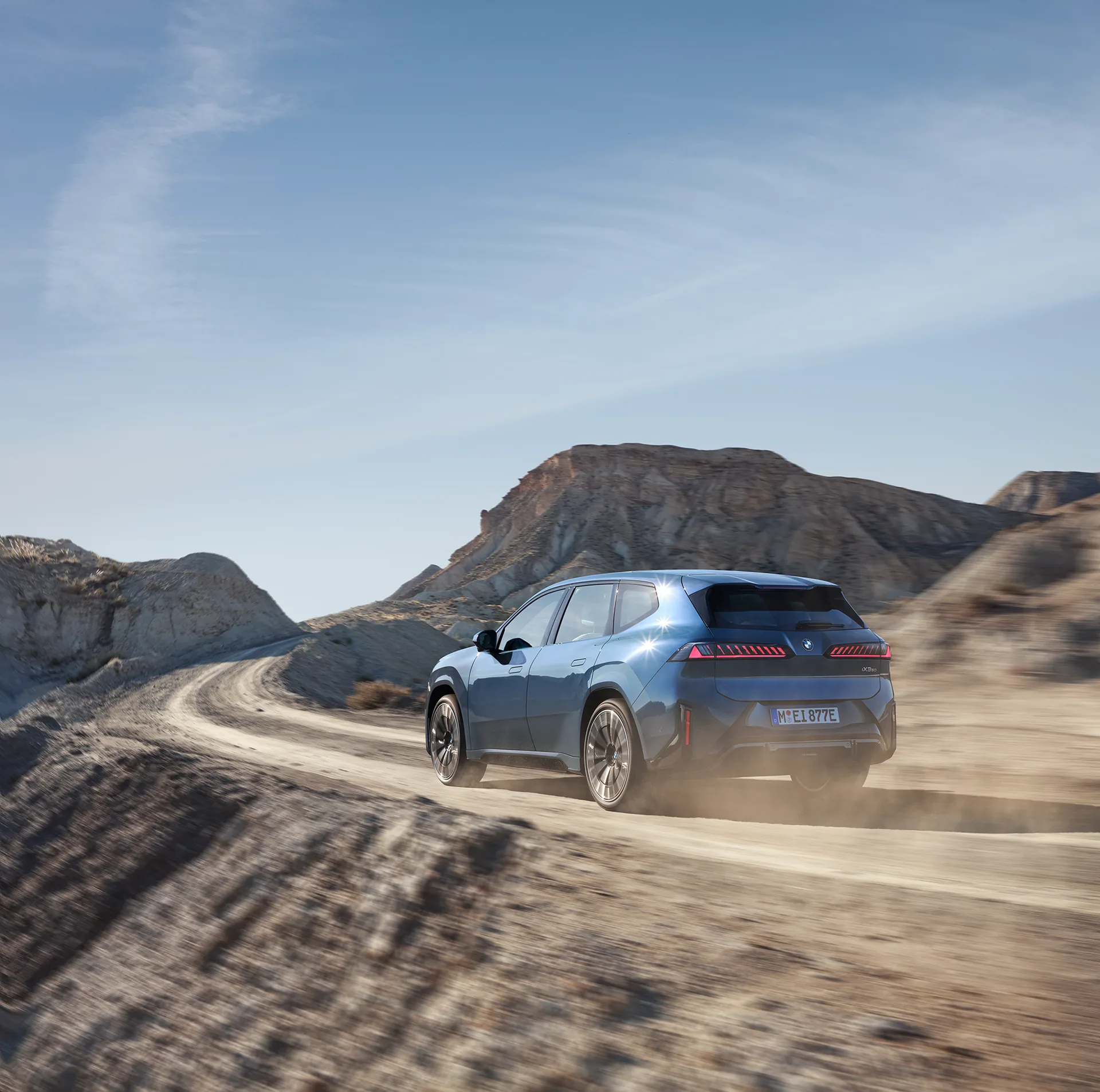 BMW iX3 Neue Klasse – Offroad und Gelände BMW iX3 Neue Klasse in dynamischer Fahrsituation