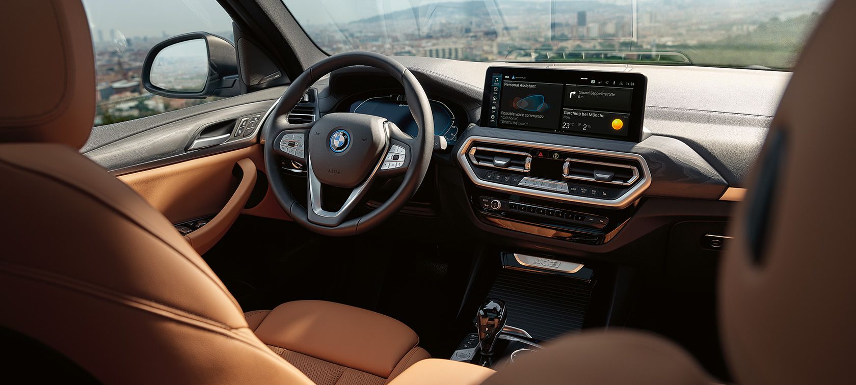 Blick aus dem Fond auf braune Vordersitze und das Cockpit im BMW X3 Blick aus dem Fond auf braune Vordersitze und das Cockpit im BMW X3.