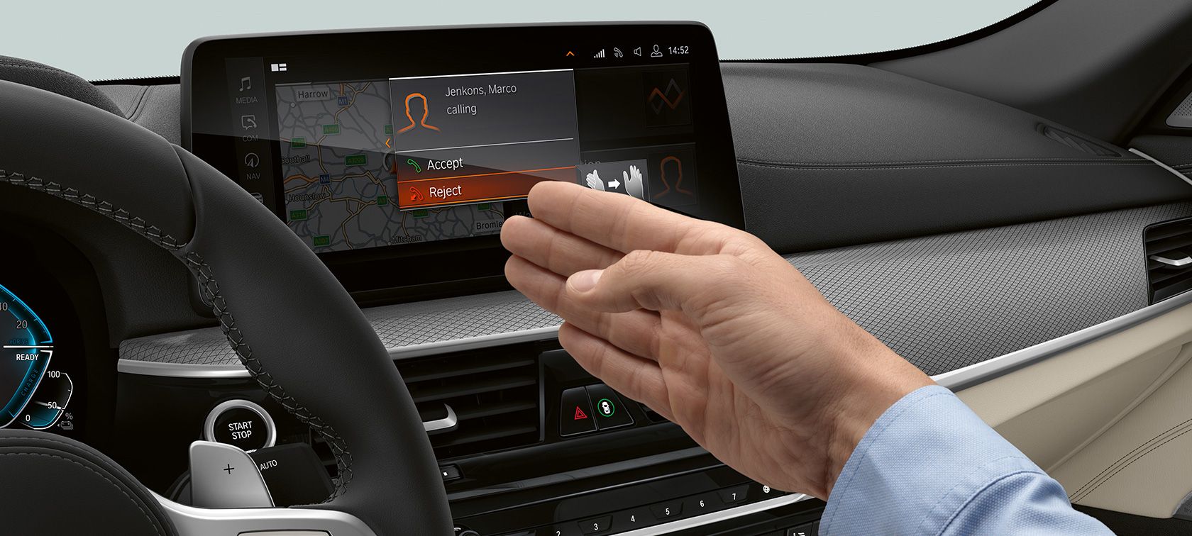 Hand steuert die Telefonfunktion des BMW Zentraldisplays mit einer Geste Eine Hand steuert die Telefonfunktion des BMW Zentraldisplays mit einer Geste.
