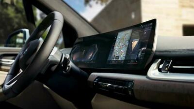 Lenkrad und breites digitales Cockpit im BMW 2er Active Tourer.