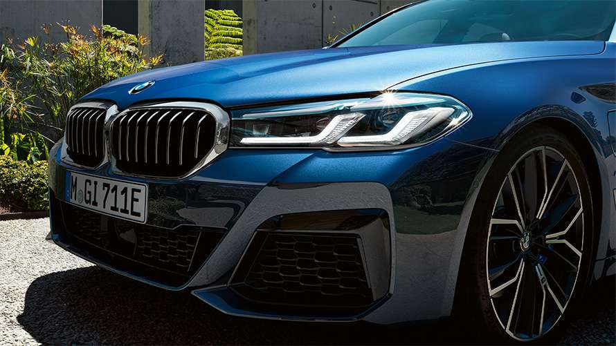 Frontdetail einer blauen BMW 5er Limousine mit Doppelniere und LED-Scheinwerfer Frontdetail einer blauen BMW 5er Limousine mit Doppelniere und LED-Scheinwerfer.