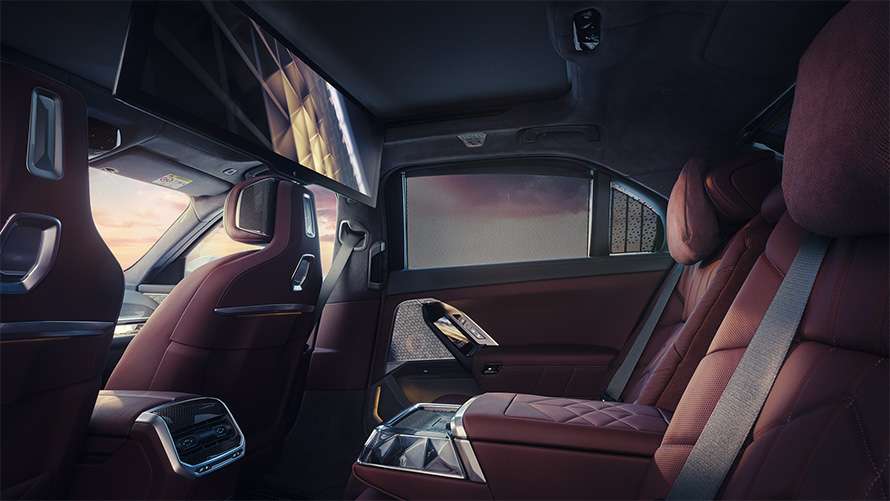 Rote Ledersitze und große Displays im Fond der BMW 7er Limousine Rote Ledersitze und große Displays im Fond der BMW 7er Limousine.