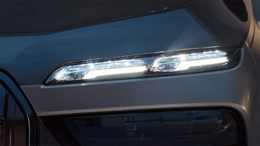Nahaufnahme des schmalen oberen LED-Scheinwerfers einer grauen BMW 7er Limousine Nahaufnahme des schmalen oberen LED-Scheinwerfers einer grauen BMW 7er Limousine.