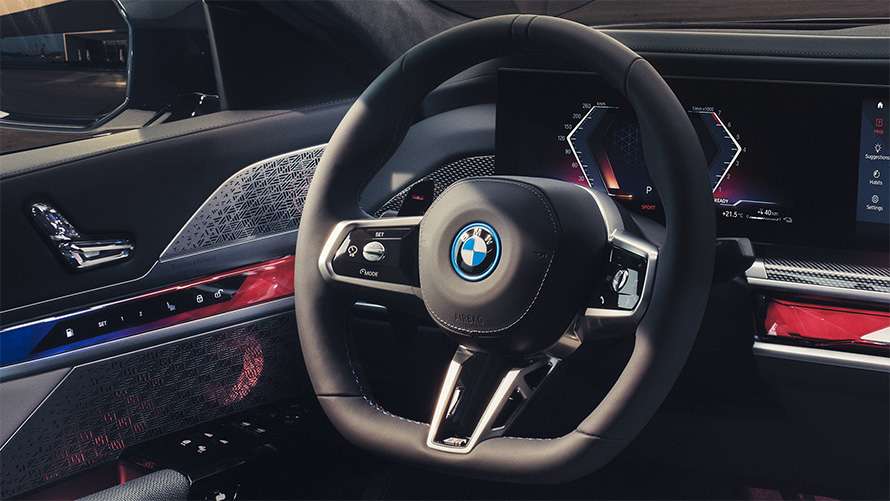 M-Sportlenkrad vor dem digitalen Instrumentendisplay der BMW 7er Limousine M-Sportlenkrad vor dem digitalen Instrumentendisplay der BMW 7er Limousine.