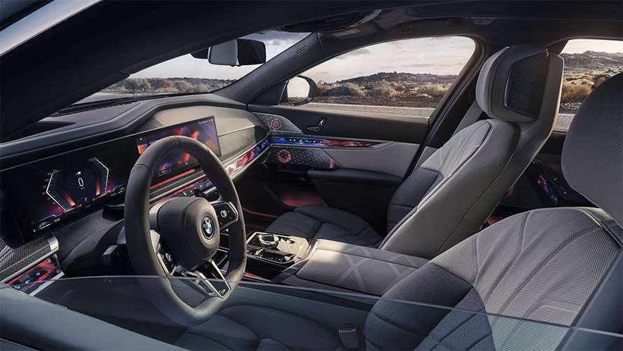 Lenkrad Lenkrad, digitale Anzeigen und helle Vordersitze im Innenraum der BMW 7er Limousine.