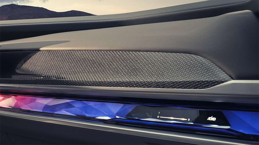 Lautsprechergitter und farbig beleuchtete Zierleiste im Armaturenbrett der BMW Lautsprechergitter und farbig beleuchtete Zierleiste im Armaturenbrett der BMW 7er Limousine.