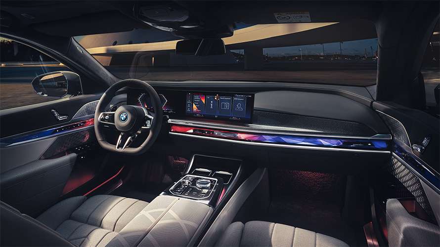 Innenraum der BMW 7er Limousine mit breitem Display Innenraum der BMW 7er Limousine mit breitem Display, beleuchteter Zierleiste und hellen Sitzen.