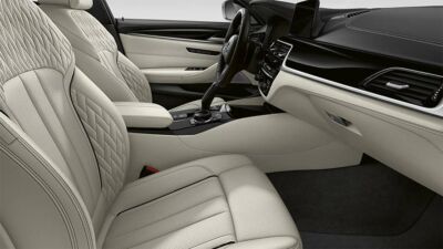 Helle Ledersitze und Armaturenbrett im Innenraum des BMW 5er Touring Helle Ledersitze und Armaturenbrett im Innenraum des BMW 5er Touring.