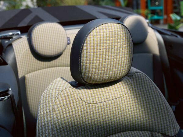 Gemusterte Vordersitze mit schwarzen Seitenwangen im offenen MINI Cabrio Gemusterte Vordersitze mit schwarzen Seitenwangen im offenen MINI Cabrio.