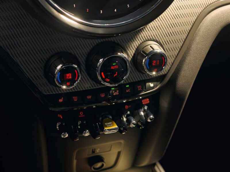Detail der Klimaregler und Kippschalter in der Mittelkonsole des MINI Countryman Detail der Klimaregler und Kippschalter in der Mittelkonsole des MINI Countryman.