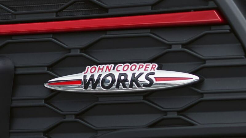 MINI John Cooper Works – Emblem John-Cooper-Works-Emblem am schwarzen Kühlergrill mit roter Zierleiste.