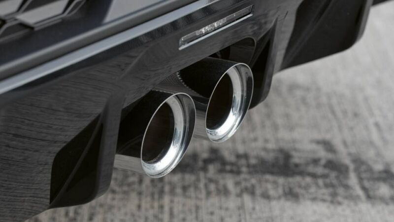 MINI John Cooper Works – Auspuff Zwei verchromte Auspuffendrohre am Heck eines MINI John Cooper Works.