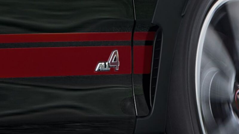 MINI John Cooper Works – ALL4 ALL4-Schriftzug und roter Zierstreifen neben dem Rad eines MINI.