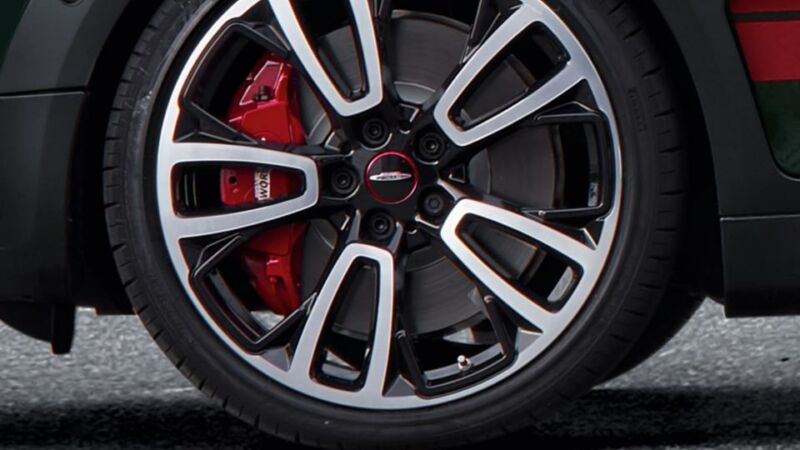 MINI John Cooper Works – Rad und Bremse Leichtmetallrad eines MINI mit rotem Bremssattel.