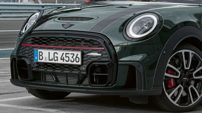 MINI John Cooper Works – Frontdesign Front eines dunkelgrünen MINI John Cooper Works mit Kühlergrill und Lufteinlässen.