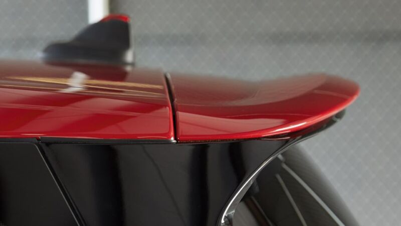 MINI John Cooper Works – Heckspoiler Roter Dachspoiler am Heck eines MINI John Cooper Works.