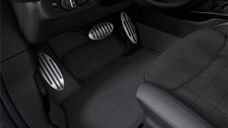 MINI John Cooper Works – Pedalerie Metallpedale und Fußstütze im Fahrerfußraum eines MINI.