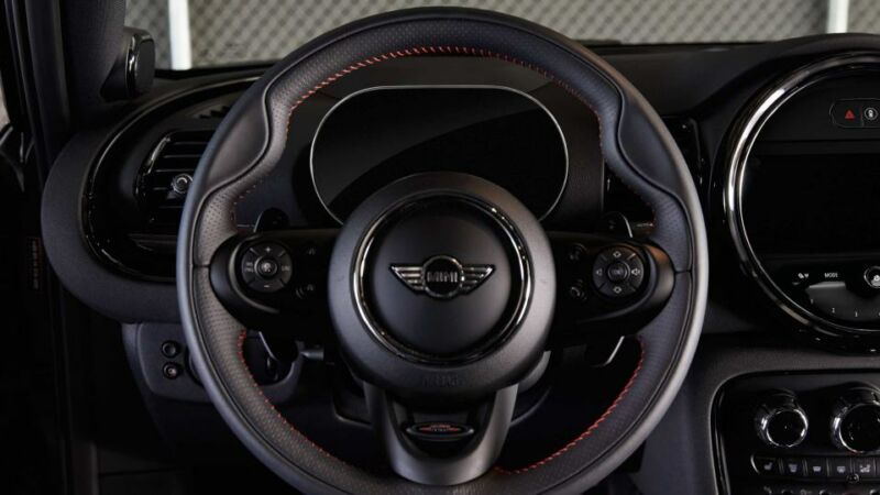 MINI John Cooper Works – Lenkrad Schwarzes MINI Multifunktionslenkrad mit roten Nähten und Instrumentendisplay.