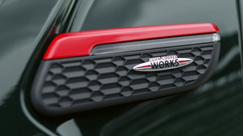 MINI John Cooper Works – Seitenemblem Seitliche Zierblende mit John-Cooper-Works-Emblem und rotem Akzent.