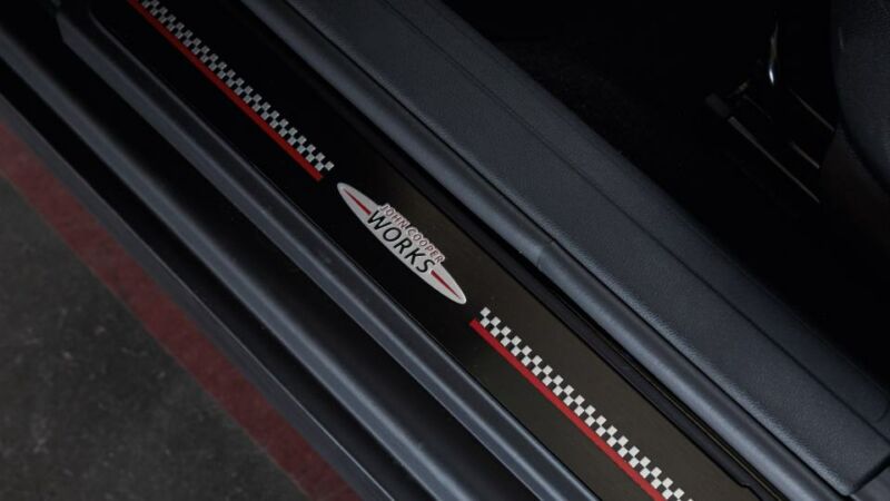 MINI John Cooper Works – Einstiegsleiste Einstiegsleiste mit John-Cooper-Works-Schriftzug und Zielflaggenmuster.
