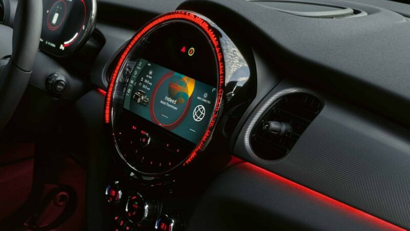 MINI John Cooper Works – Infotainment Rundes Zentraldisplay und beleuchtete Armaturentafel im MINI Innenraum.