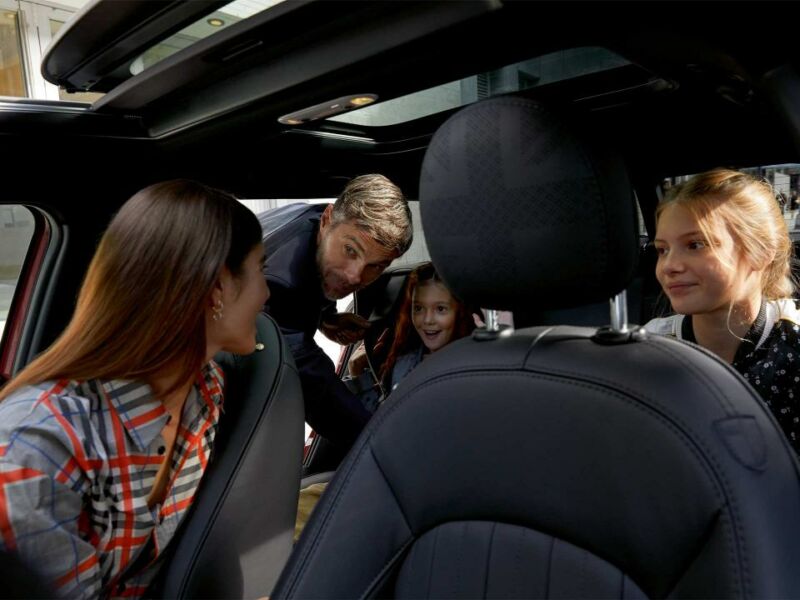Familie an den geöffneten Türen eines MINI Clubman Eine Familie an den geöffneten Türen eines MINI Clubman, aus dem Innenraum gesehen.