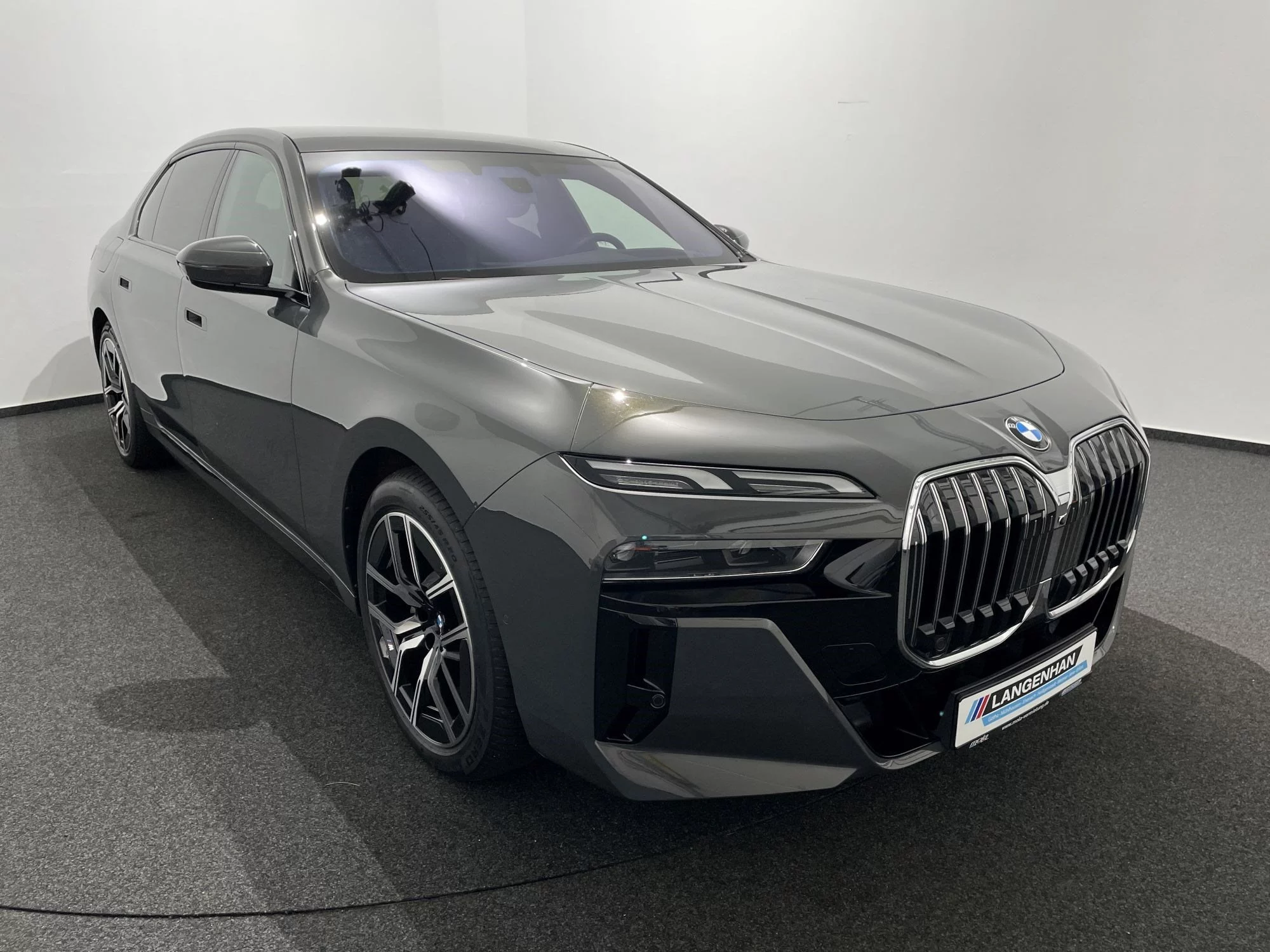BMW 740d xDrive Limousine M Sportpaket 360° PANO ACC AHK DAB LED