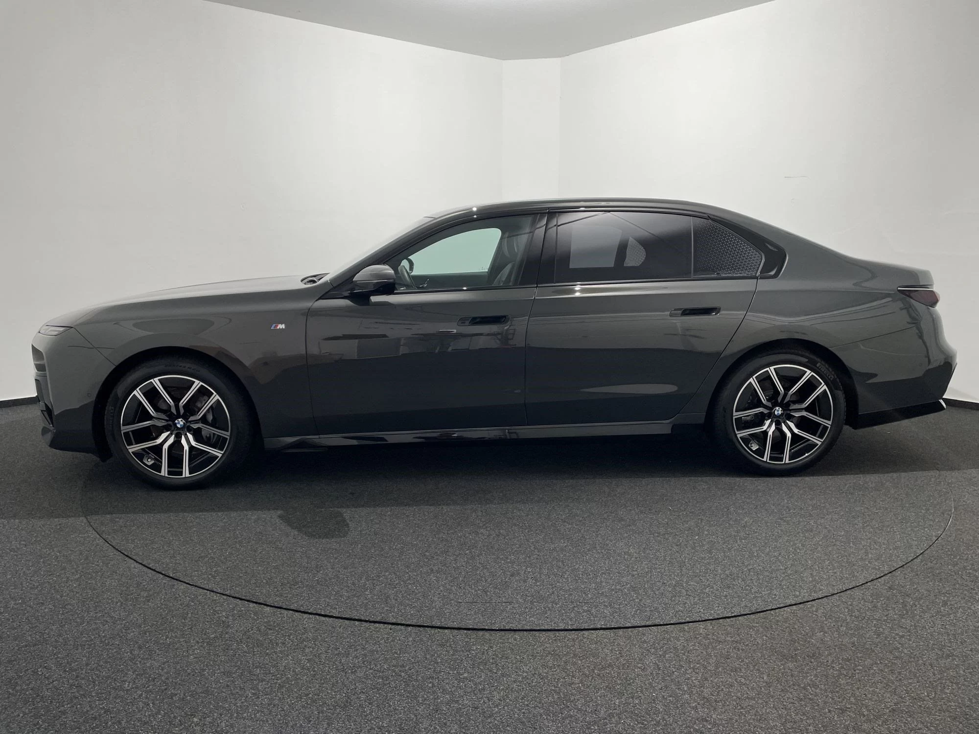 BMW 740d xDrive Limousine M Sportpaket 360° PANO ACC AHK DAB LED – Fahrzeugansicht 22