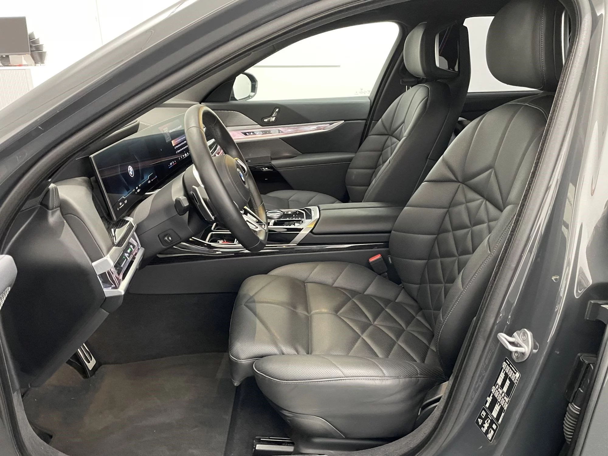 BMW 740d xDrive Limousine M Sportpaket 360° PANO ACC AHK DAB LED – Fahrzeugansicht 25