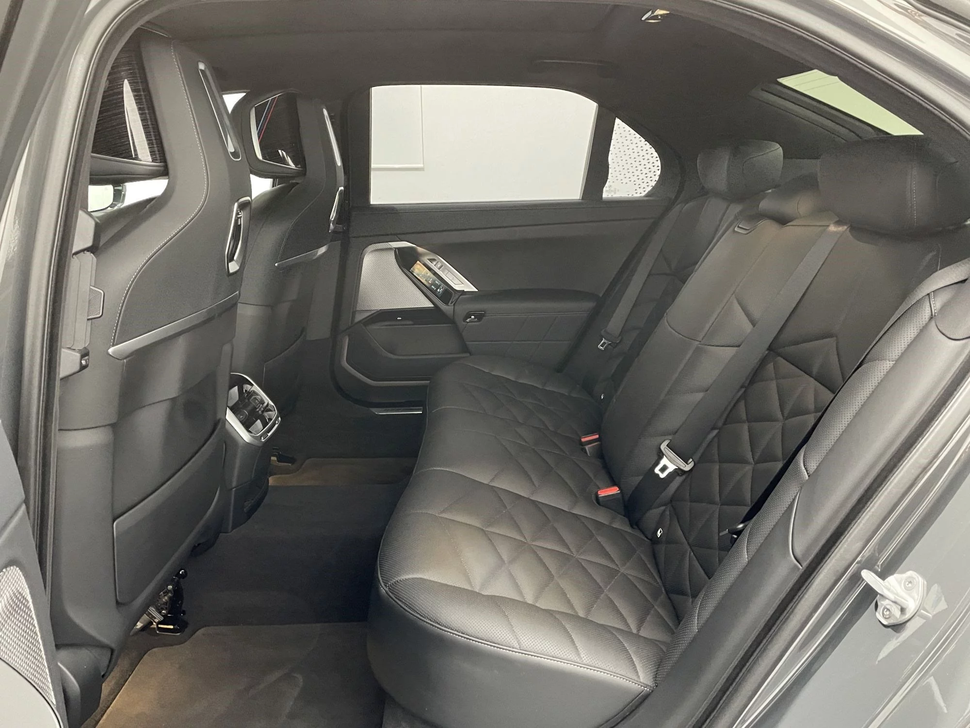 BMW 740d xDrive Limousine M Sportpaket 360° PANO ACC AHK DAB LED – Fahrzeugansicht 28