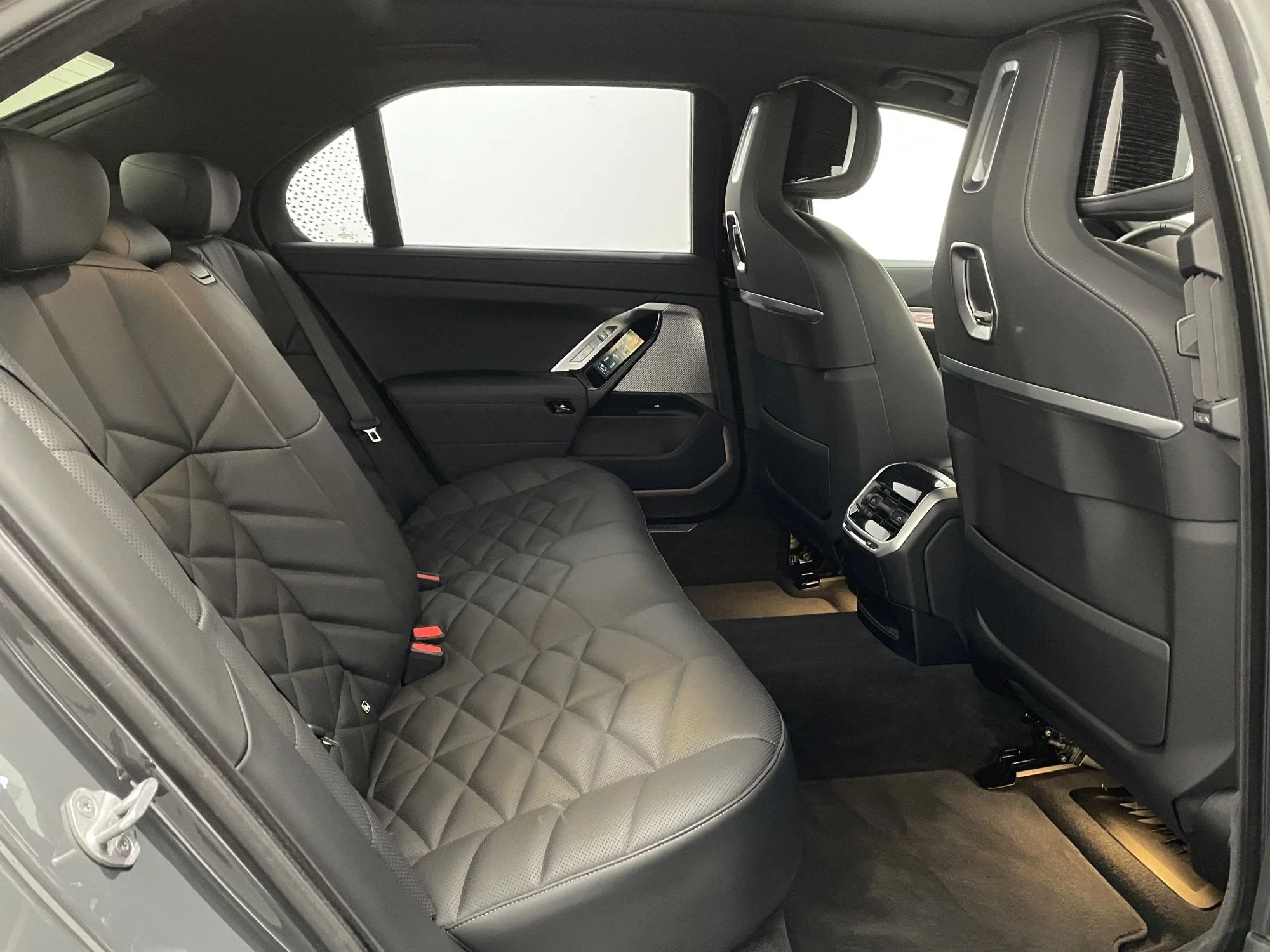 BMW 740d xDrive Limousine M Sportpaket 360° PANO ACC AHK DAB LED – Fahrzeugansicht 31