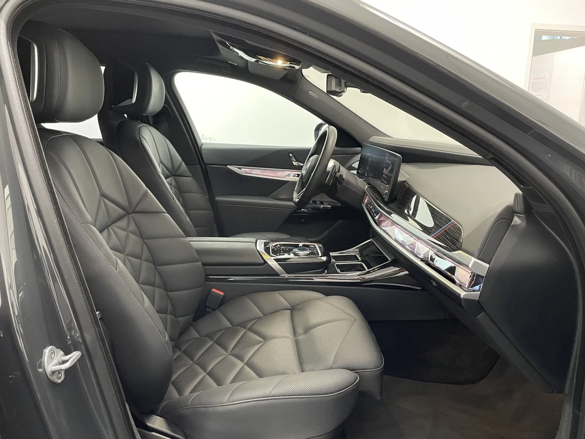 BMW 740d xDrive Limousine M Sportpaket 360° PANO ACC AHK DAB LED – Fahrzeugansicht 34