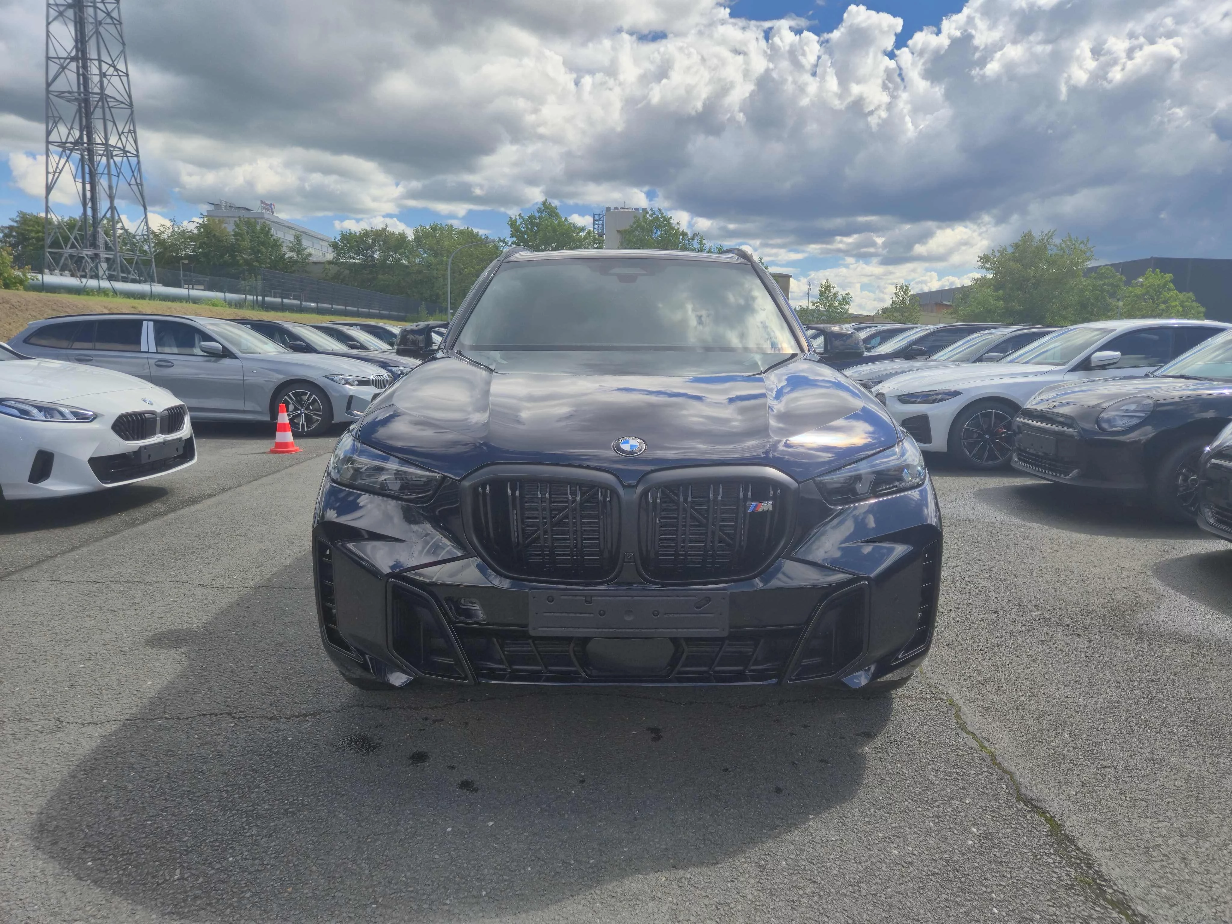 BMW X5 M60i xDrive Pano B&W Softclose HUD Luftfahrwerk