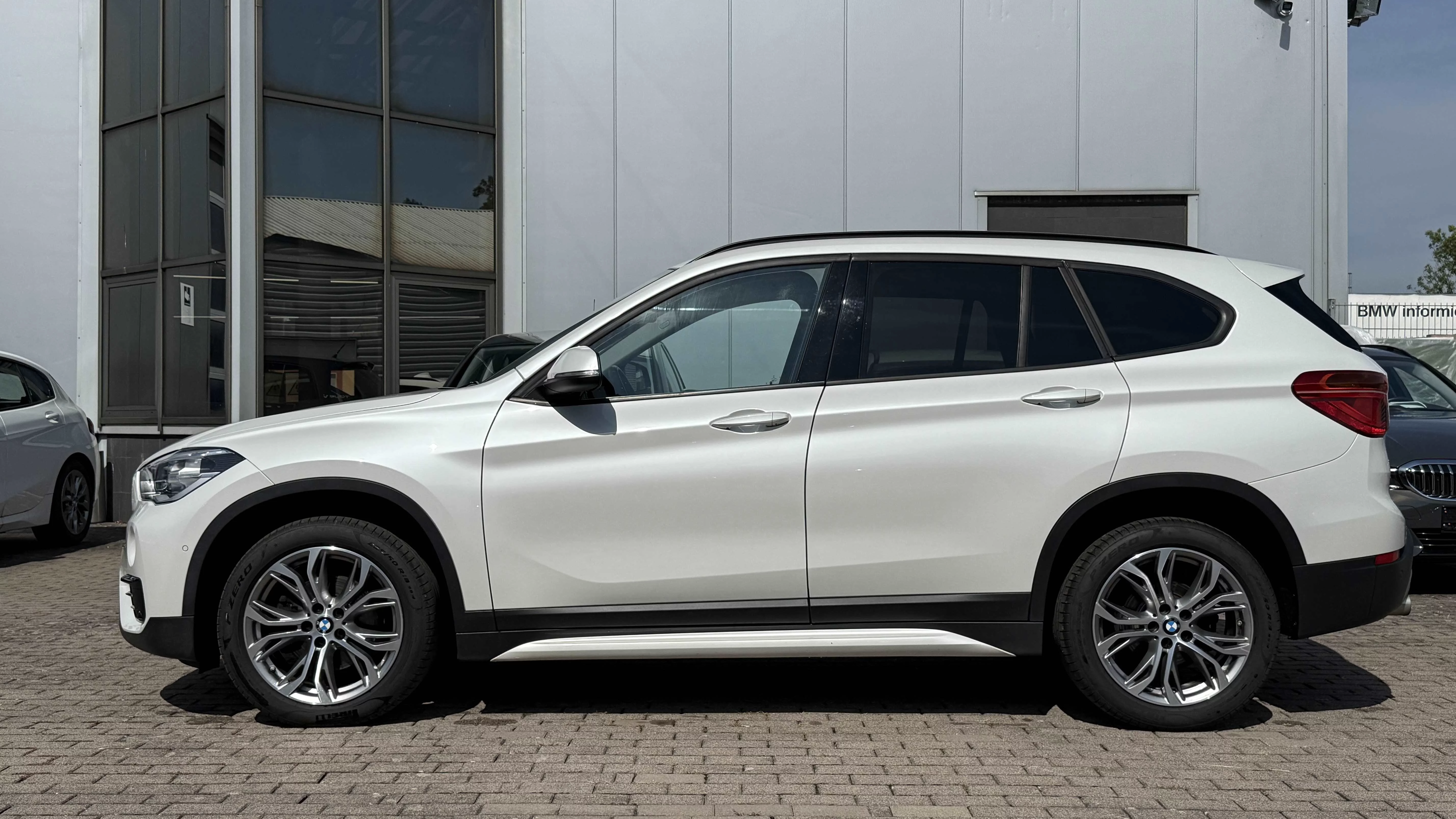 BMW X1 sDrive18d Sport Line LED Navi SHZ PDC Tempo