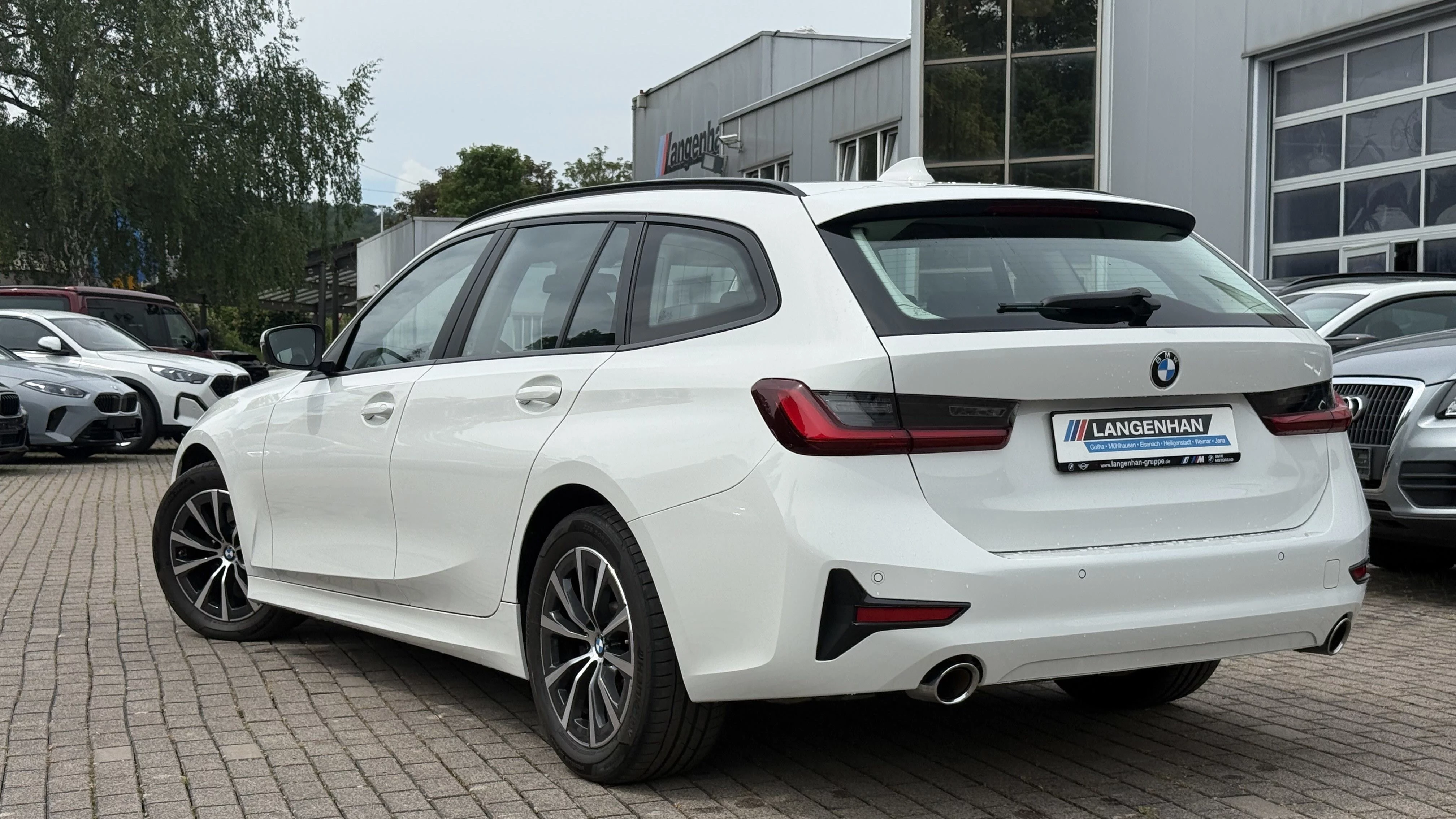 BMW 330i LED LC Prof Sport Sitze Alarm Komfort LRH SHZ PDC Tempo