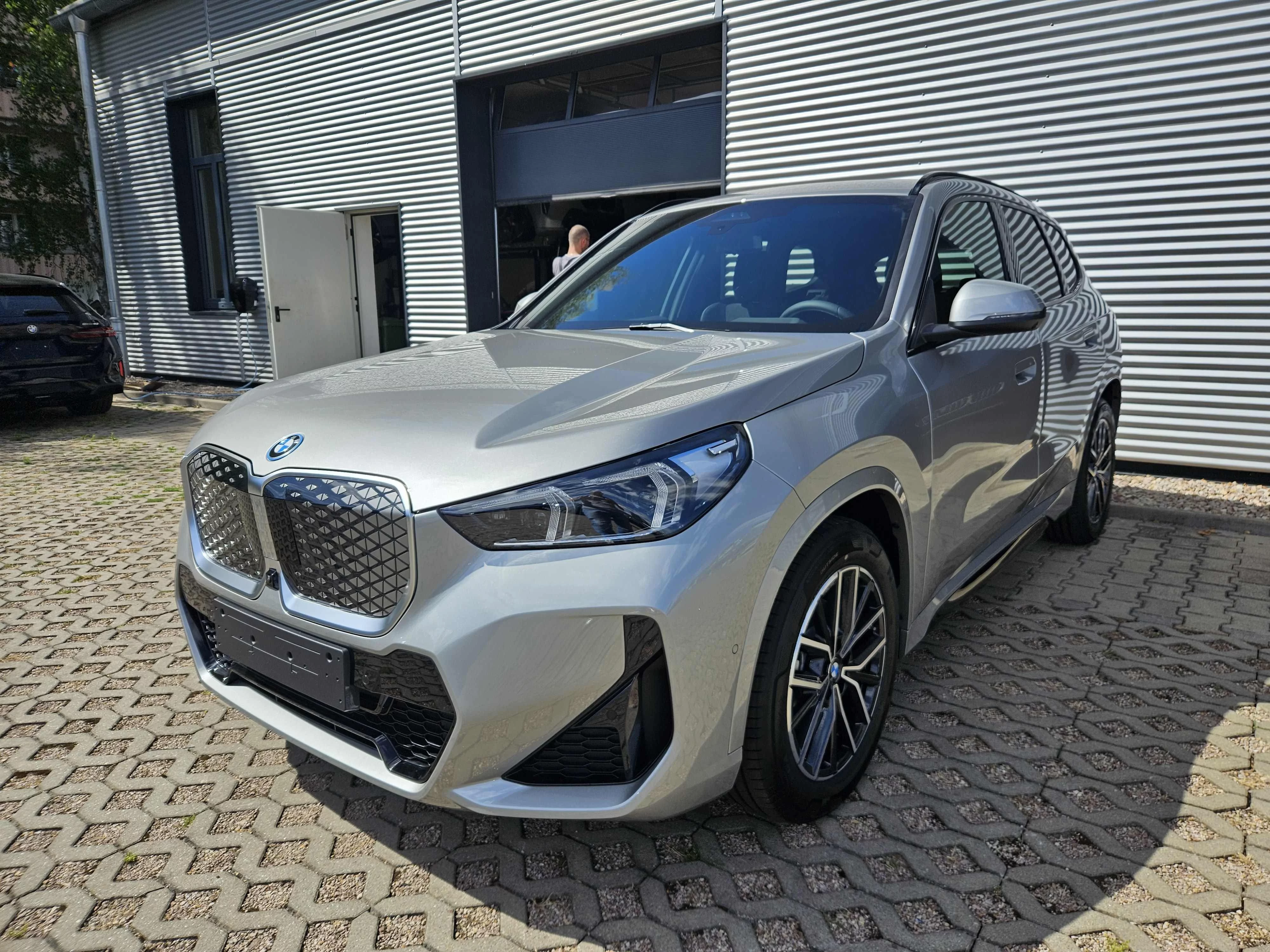 BMW iX1 eDrive20 M Sport HUD AHK Lenkradheizung