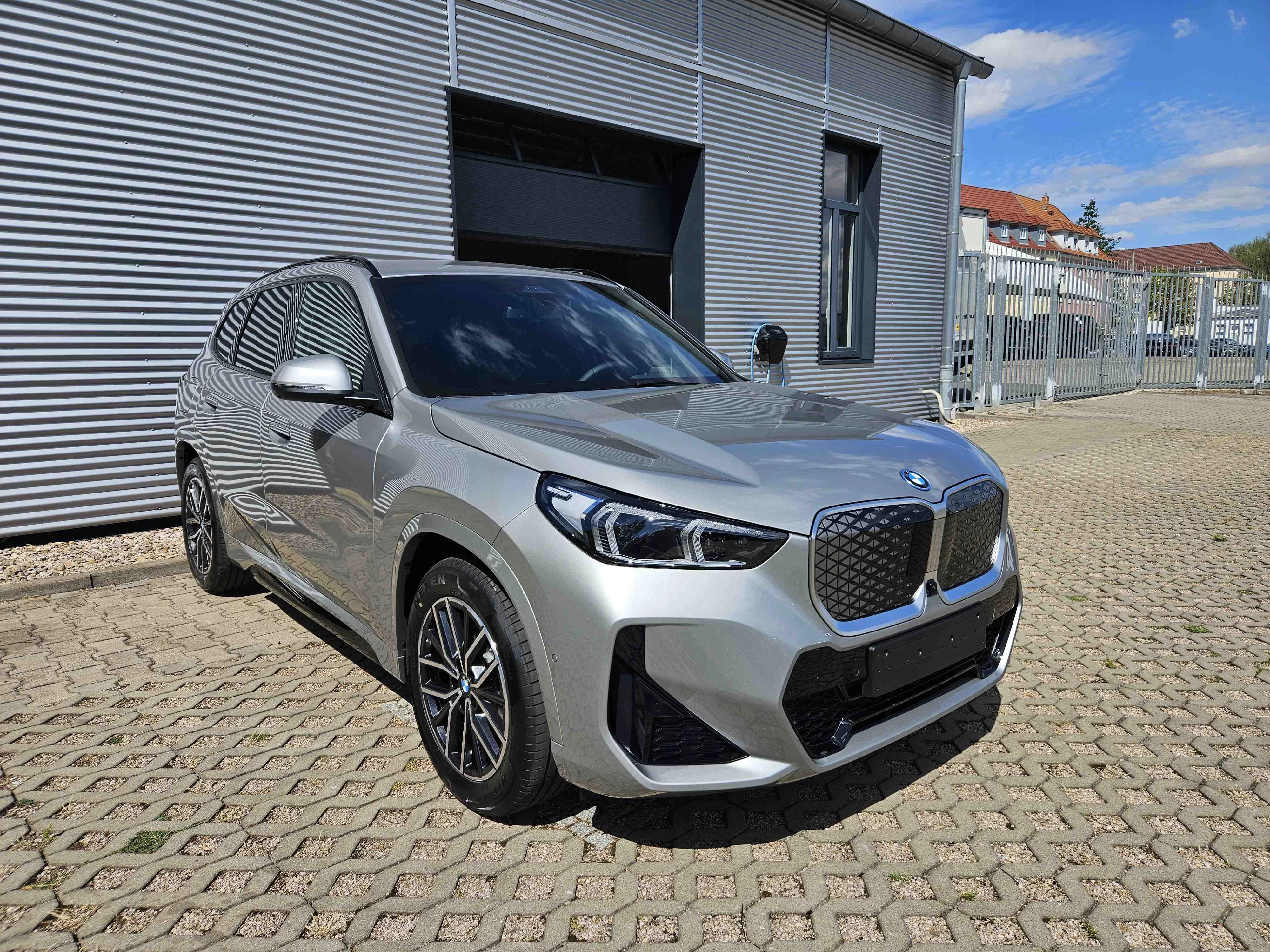 BMW iX1 eDrive20 M Sport HUD AHK Lenkradheizung