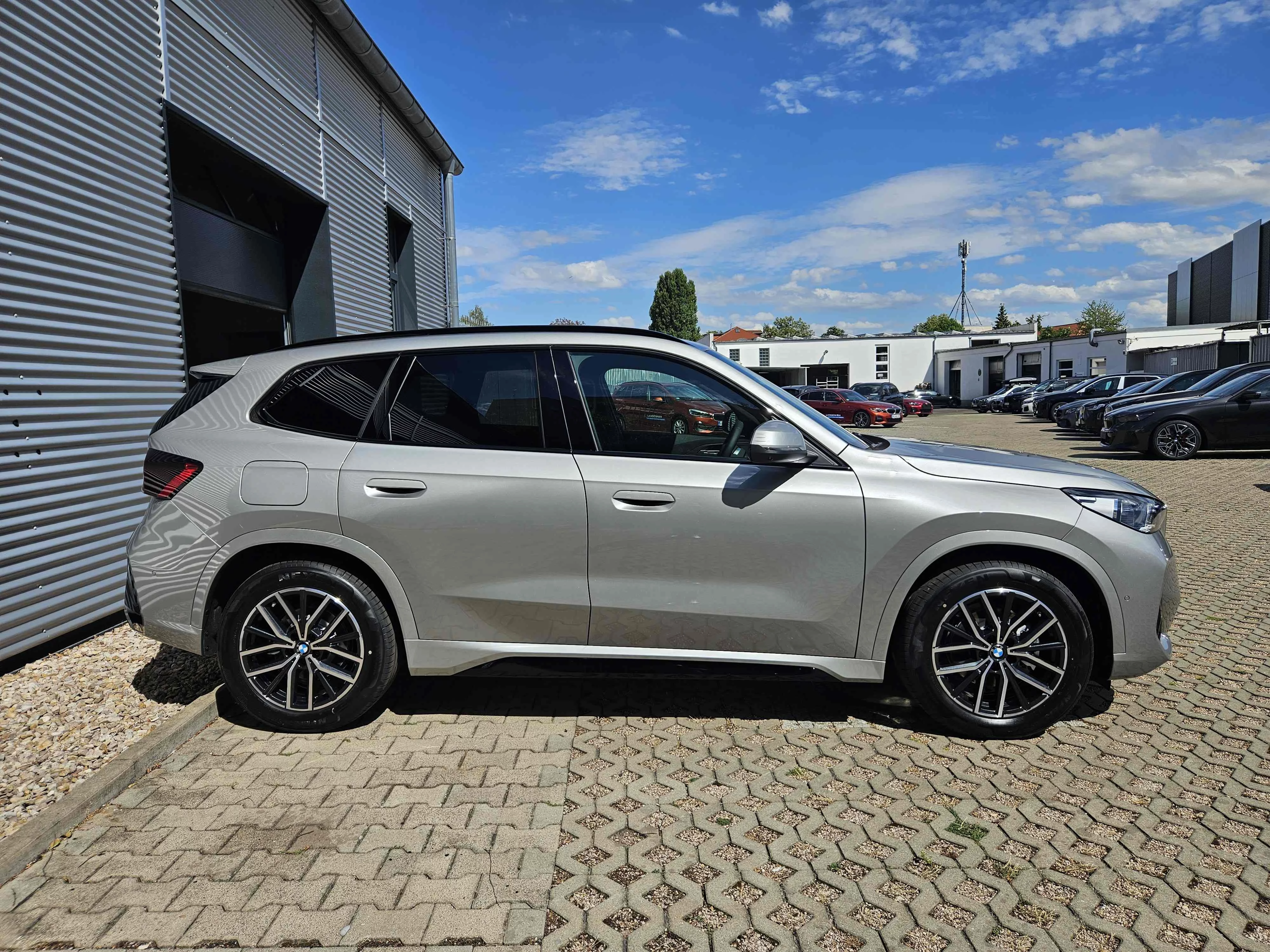 BMW iX1 eDrive20 M Sport HUD AHK Lenkradheizung