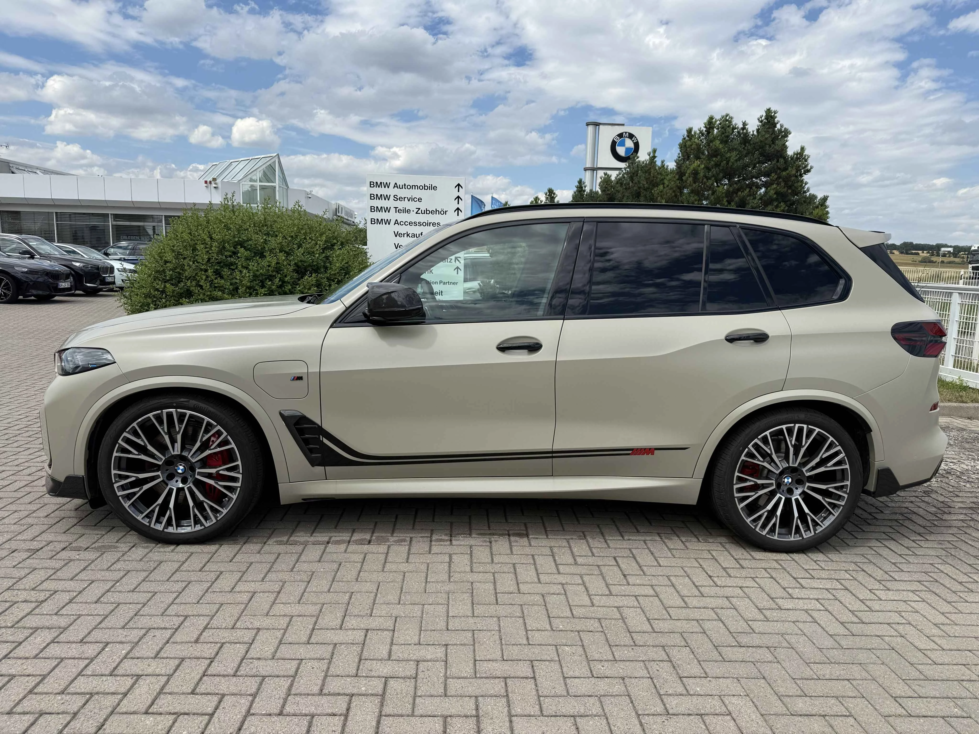 BMW X5 xDrive50e M SPORT PRO/*CARBON UMBAU+FOLIERUNG/AHK/PANO/H+K/ALCANTARA